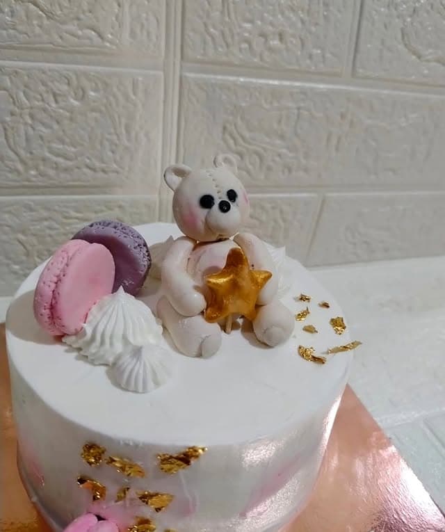 White Teddy Cream Cake view 2